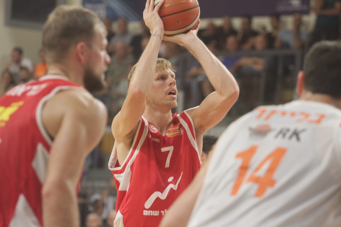 ג'ורדן סווינג מול ראשון לציון. עלה כמחליף וקלע 10 נקודות (צילום: בן בודה)